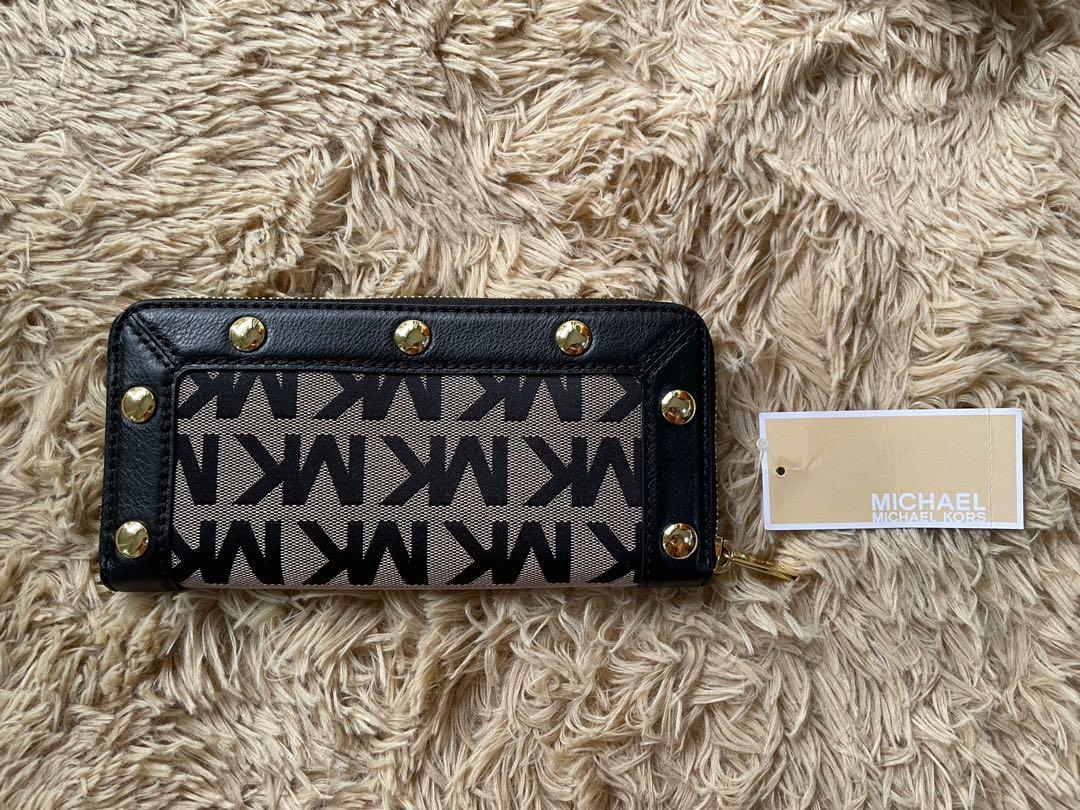Mikhael Kors Wallet (Category: Luxury Bags & Wallets) located in Quezon City. Submitted by mirandasells12 (Listing ID 1157524629, Image 1). Description: Original Price: 188 dollars/9.8k pesos Authentic From my USA relative Never been used with Dustbag and tag Price can nego .