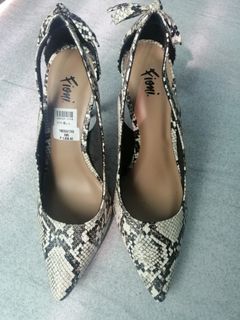 (Category: ) located in . Submitted by klycloset (Listing ID 1157553192, Image 1). Description: .