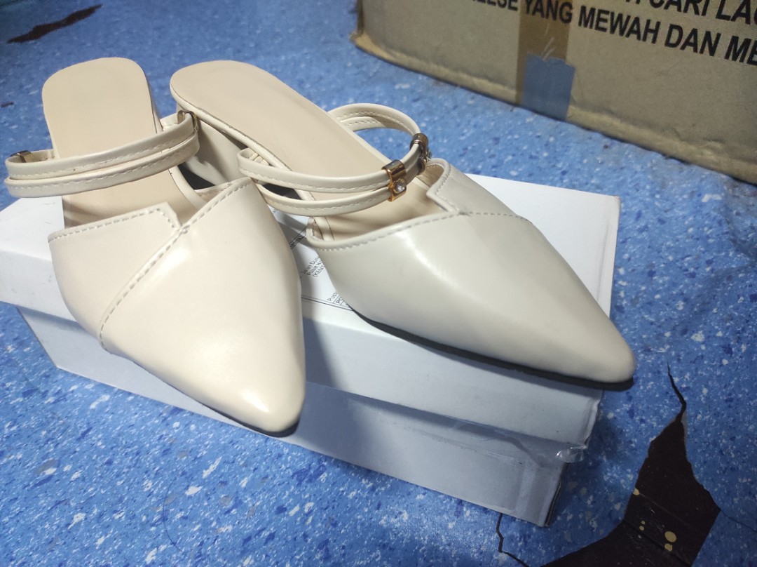 Pointed Cream Low Heel Shoes, Women's Fashion, Footwear, Heels on Carousell