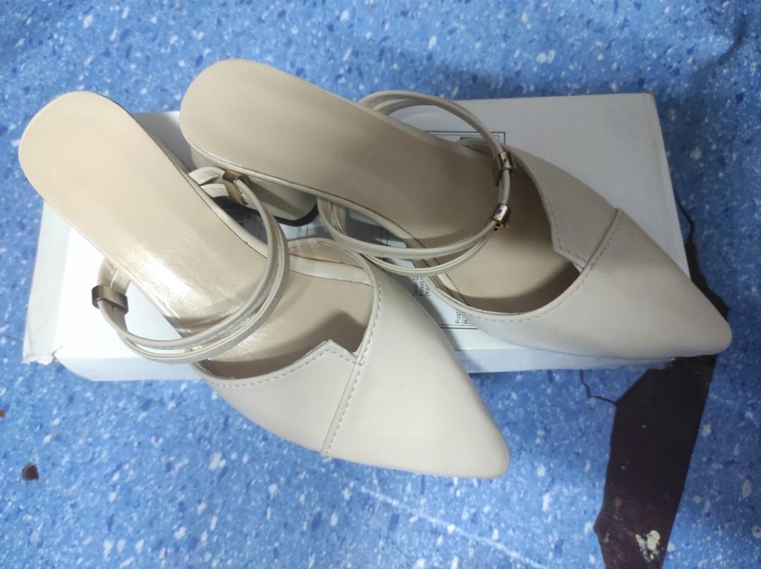 Pointed Cream Low Heel Shoes, Women's Fashion, Footwear, Heels on Carousell