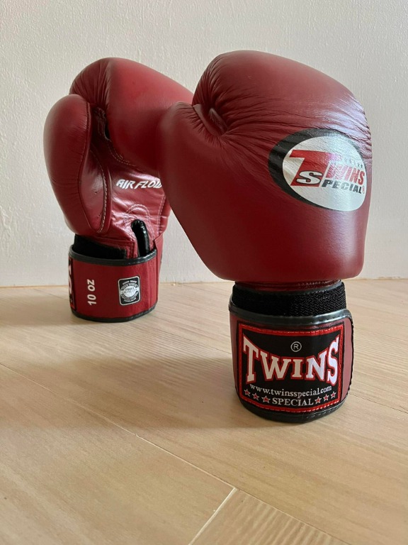 Twins Special Boxing Gloves (10 oz) with three (3) handwraps, Sports