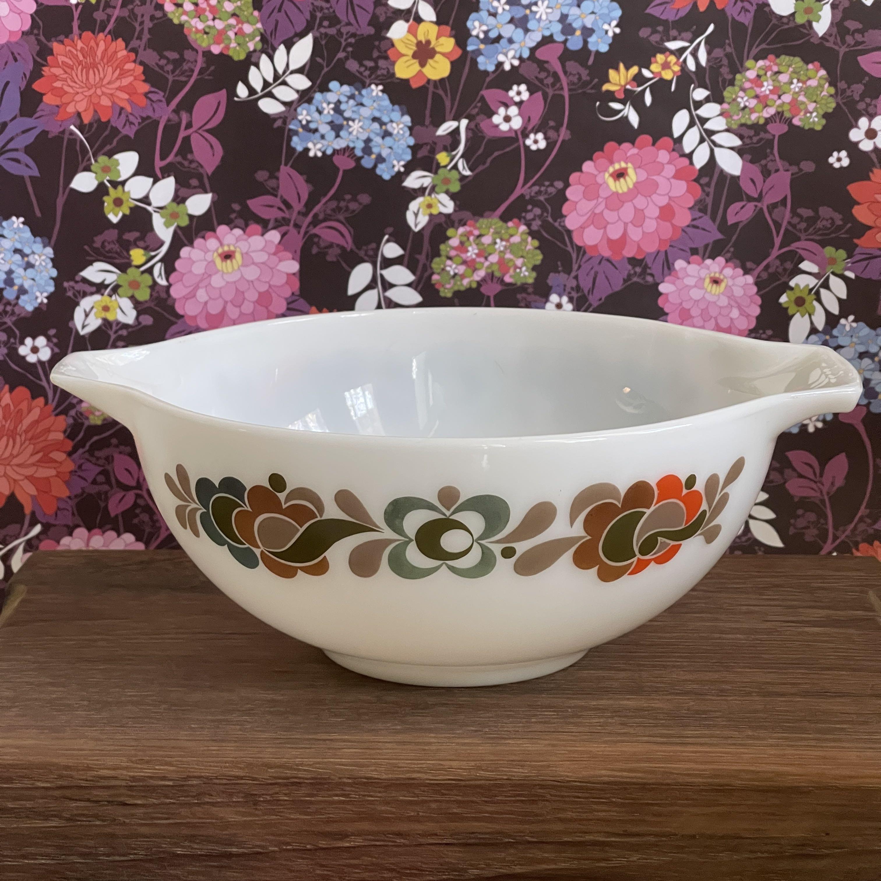 1 vintage JAJ ( Pyrex from England) Glass mixing bowl. Carnaby Tempo pattern. Size is like Pyrex USA 443 (Category: Other Kitchenware & Tableware) located in Singapore. Submitted by just_one_suitcase_2 (Listing ID 1157673064, Image 1). Description: Please click on READ MORE to get the full item description ⬇️ 1 hard to find mixing bowl featuring the 1970’s Carnaby Tempo pattern. This is by JAJ England and is the same size as a #443 model Cinderel