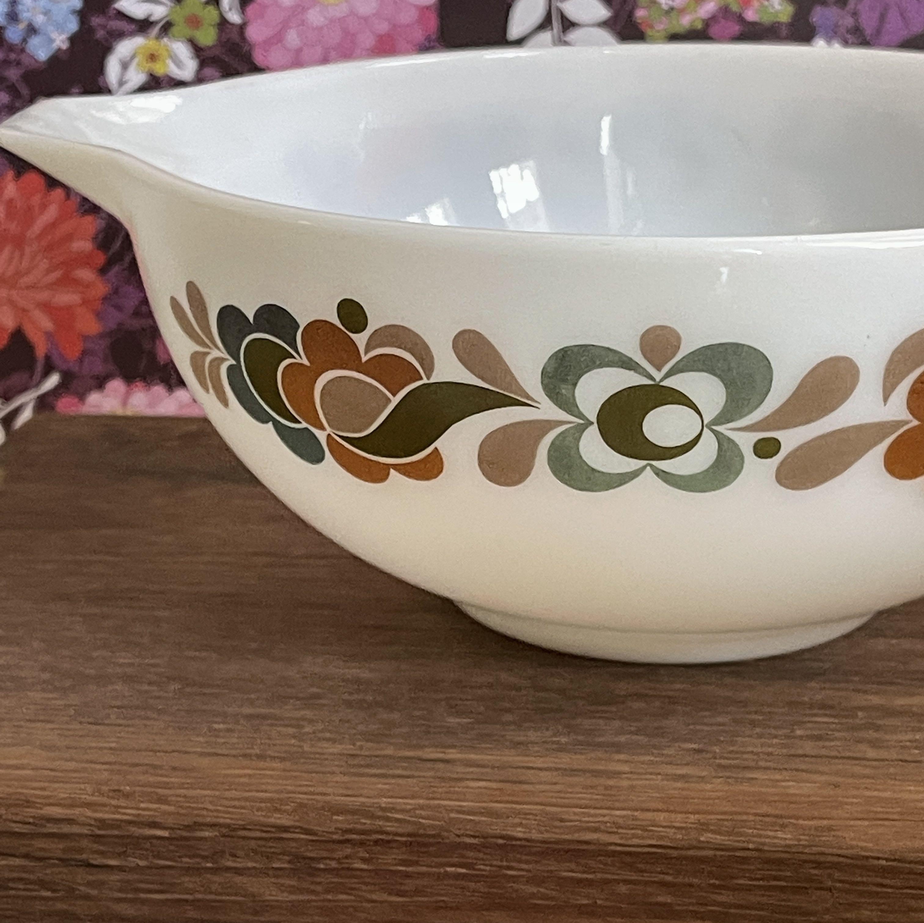 1 vintage JAJ ( Pyrex from England) Glass mixing bowl. Carnaby Tempo pattern. Size is like Pyrex USA 443 (Category: Other Kitchenware & Tableware) located in Singapore. Submitted by just_one_suitcase_2 (Listing ID 1157673064, Image 2). Description: Please click on READ MORE to get the full item description ⬇️ 1 hard to find mixing bowl featuring the 1970’s Carnaby Tempo pattern. This is by JAJ England and is the same size as a #443 model Cinderel