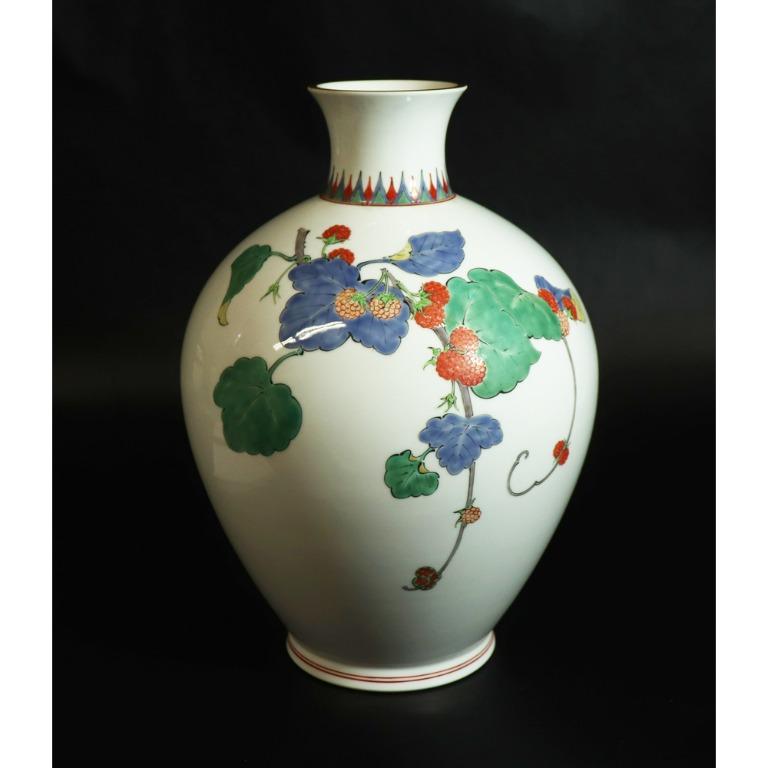 酒井田柿右衛門彩繪莓紋花瓶 興趣及遊戲 收藏品及紀念品 古董收藏 Carousell