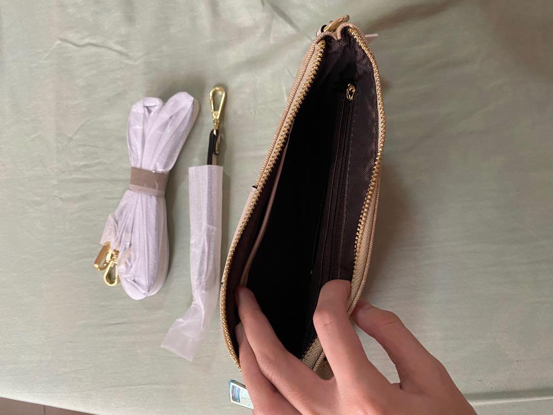 Coach Wristlet (Category: Purses & Pouches) located in Cebu City. Submitted by cebucebu (Listing ID 1157718898, Image 3). Description: - Unused - With dustbag and plastic.