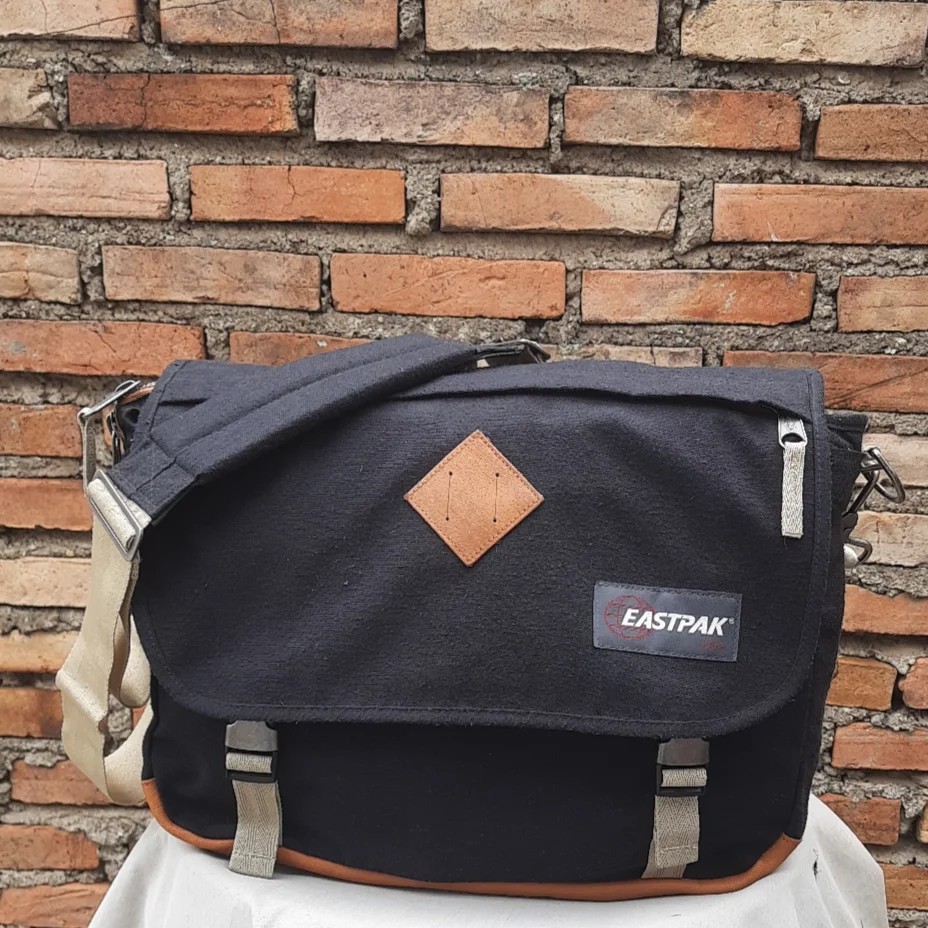 Eastpak messenger bag, Fesyen Pria, Tas 