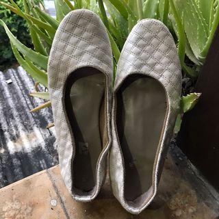 Flat shoes putih size 39
