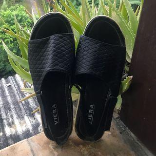 Flat shoes, sepatu hitam.