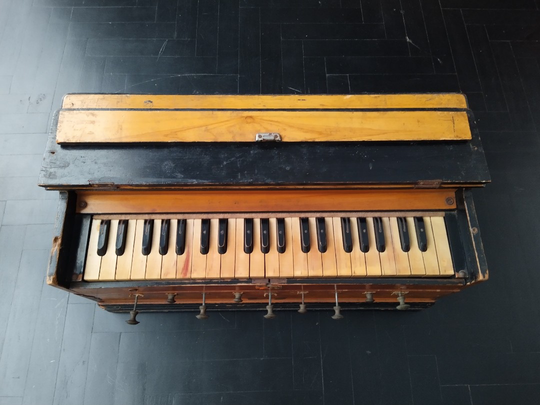 Vintage harmonium outlet