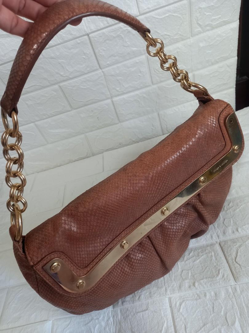 Rouge and Lounge Leather Shoulder Bag (Category: Luxury Bags & Wallets) located in Las Pinas. Submitted by johnglennecat-13234 (Listing ID 1157761943, Image 3). Description: Pre-loved Rouge and Lounge Leather Shoulder Bag... With flaws (missing hardware) please see photos for reference... Please manage your expectations. All sales are final. Kindly examine pictures carefully when buying online. No return, exchange policy....