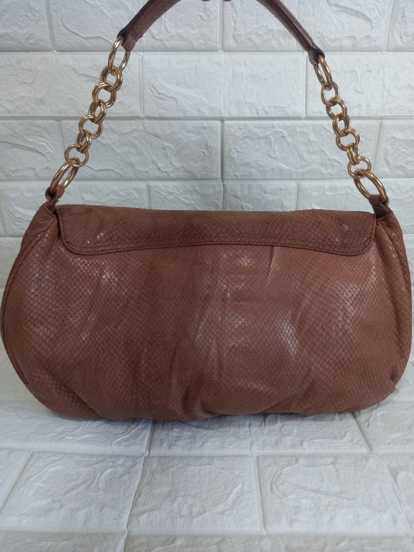 Rouge and Lounge Leather Shoulder Bag (Category: Luxury Bags & Wallets) located in Las Pinas. Submitted by johnglennecat-13234 (Listing ID 1157761943, Image 2). Description: Pre-loved Rouge and Lounge Leather Shoulder Bag... With flaws (missing hardware) please see photos for reference... Please manage your expectations. All sales are final. Kindly examine pictures carefully when buying online. No return, exchange policy....