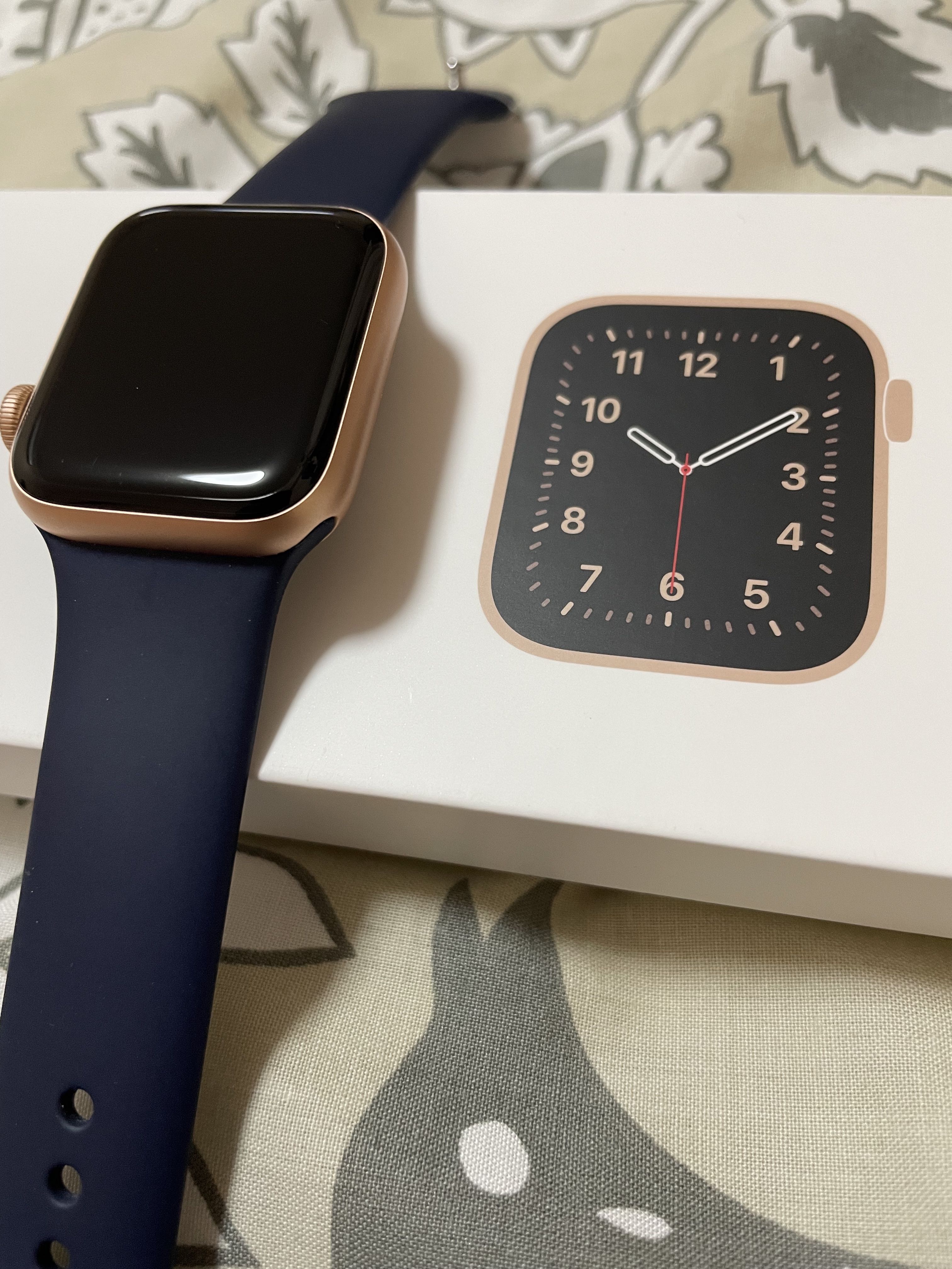 Apple Watch SE 40mm Gold Aluminum, Mobile Phones & Gadgets