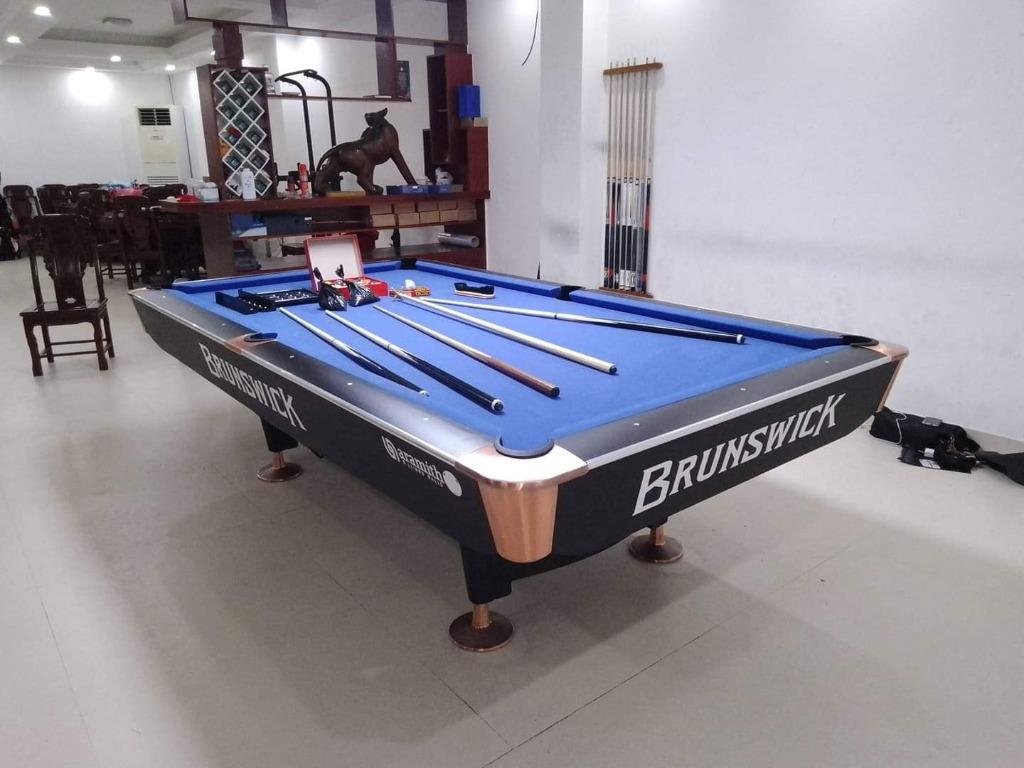 Brunswick Billiard table Standard size with complete accessories