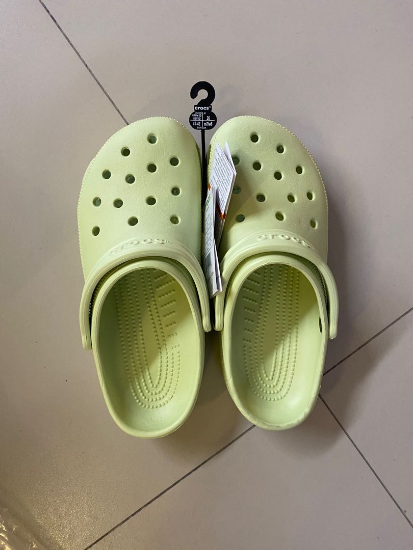 Crocs Classic Celery Green Hijau, Fesyen Wanita, Sepatu di Carousell