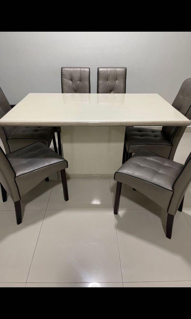 Mable dining table for sales (including 4 good condition chairs