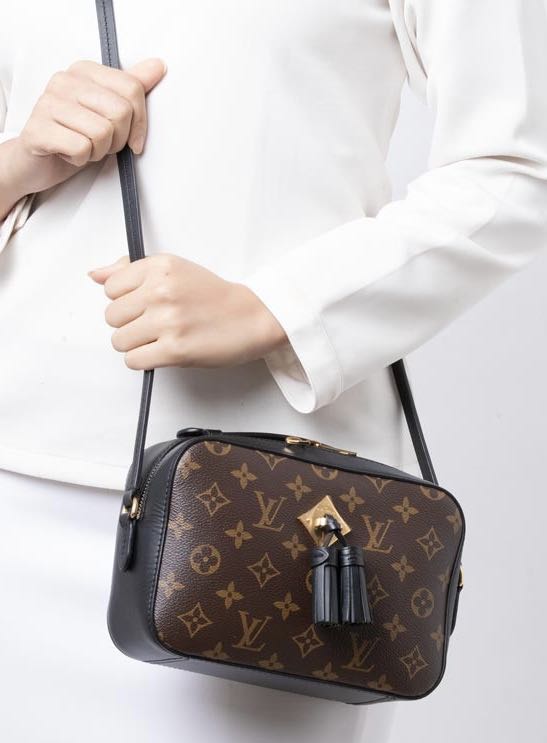 🦄MAJOR STEAL FOR PRISTINE CONDITION DISCONTINUED LV SAINTONGE🦄 💖 💯  Authentic Louis Vuitton LV Saintonge Camera Crossbody Sling Small Bag  Classic Monogram with Calf Leather Black Tassel & Top Handle Adjustable 