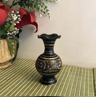 Affordable black vase For Sale, Vintage Collectibles