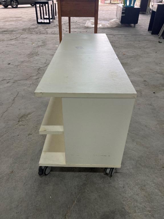 Small TV with Wheels White Colour / TV Kecil dengan