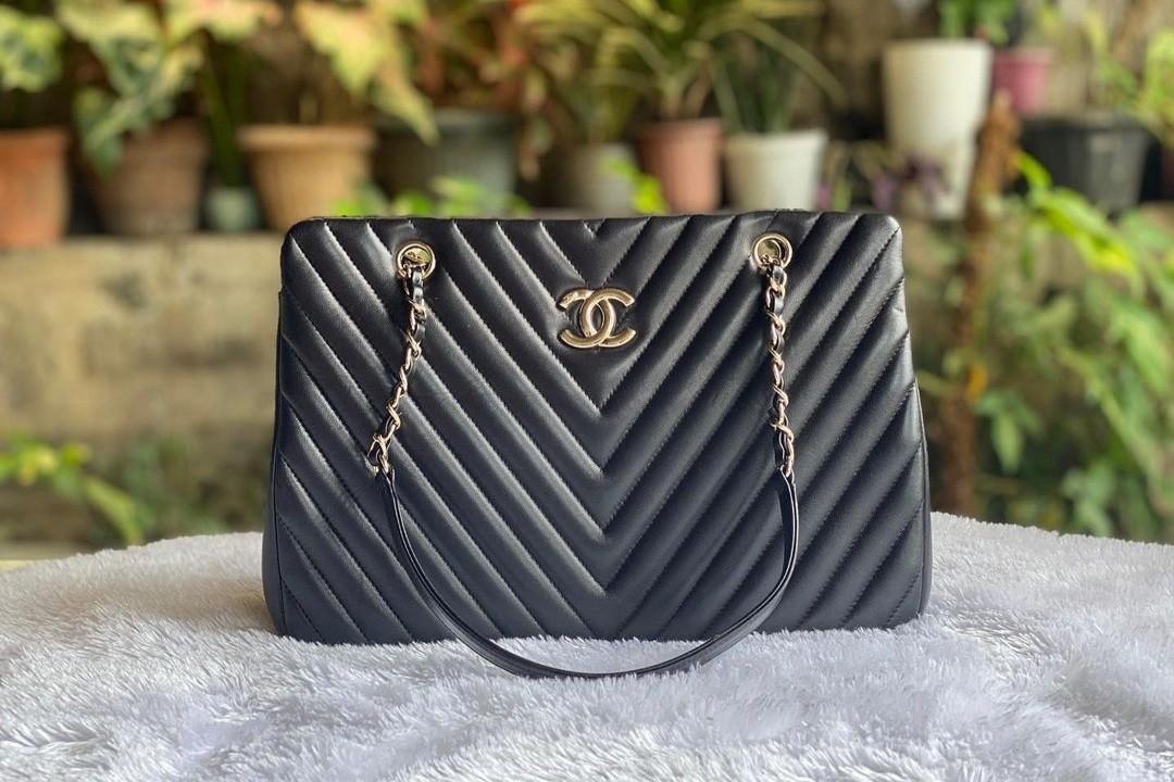 Chanel chevron hotsell tote