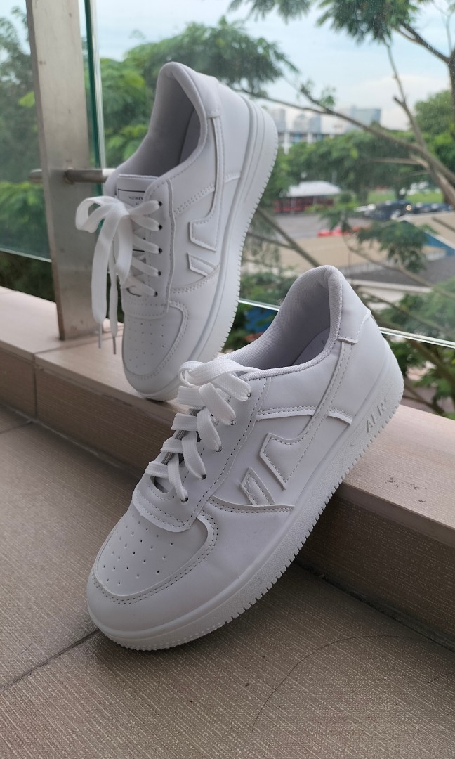 White sporty sneakers online