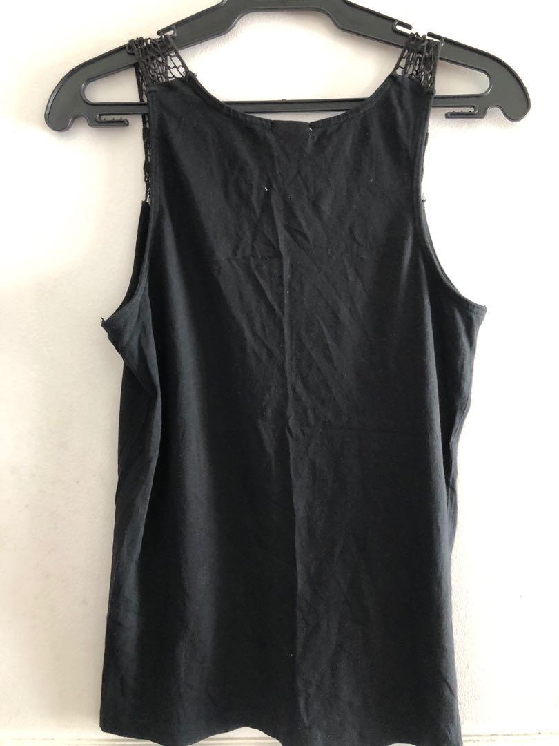 Black Old Navy Lace Sleeveless (Category: Sleeveless) located in Taguig. Submitted by declutteringthings0908 (Listing ID 1152896955, Image 2). Description: With signs of usage.