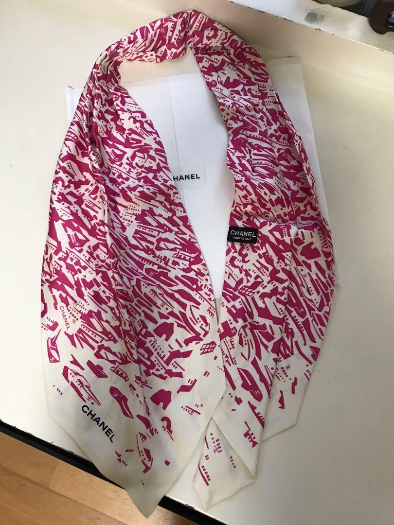 Chanel scarf, 女裝, 手錶及配件, 絲巾- Carousell