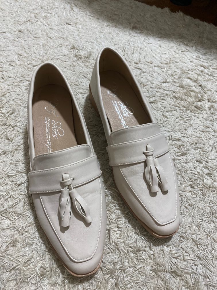 Cream Loafers, Women's Fashion, Footwear, Loafers on Carousell