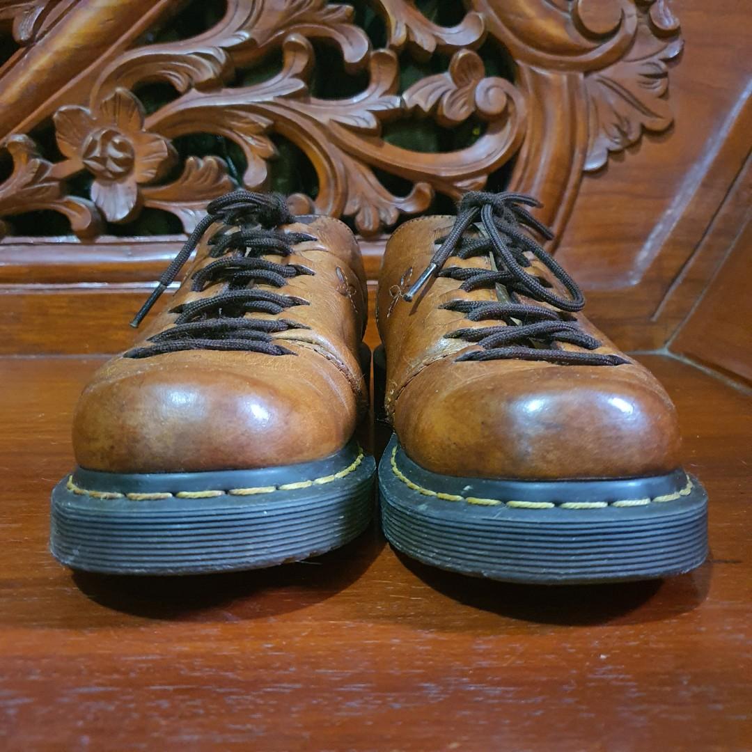 DR. MARTENS 1C23 UK 5 MIC (Category: Loafers) located in Cauayan City . Submitted by gwenesday (Listing ID 1152261651, Image 2). Description: Vintage Dr. Martens 1C23 Oxford Made in China UK 5 USM 6 USL 7 EU 38 CM 25 my dad's creases, heel drags removable insole P2000 FREE SHIPPING negotiable.