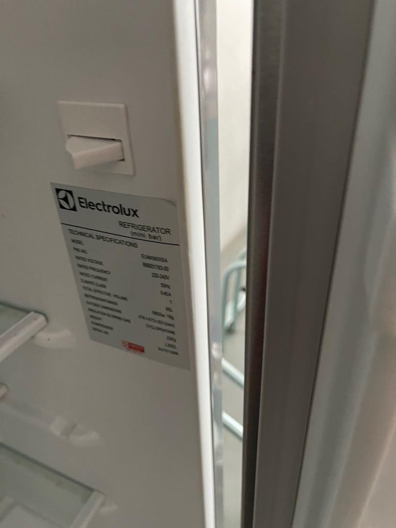 Electrolux EUM0900SA Bar Mini Fridge, TV & Home Appliances, Kitchen