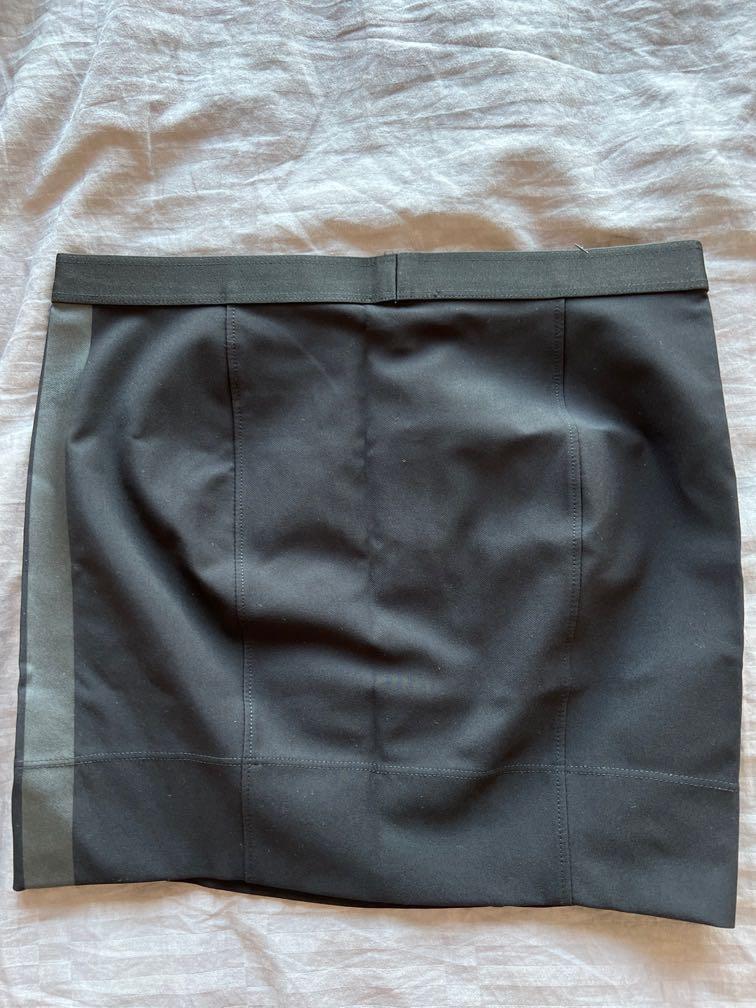 HELMUT LANG 短裙 （分類：裙）位於 Hong Kong。 由 kachanka 提交（商品編號 1152856373，圖片 2）。簡介： 。