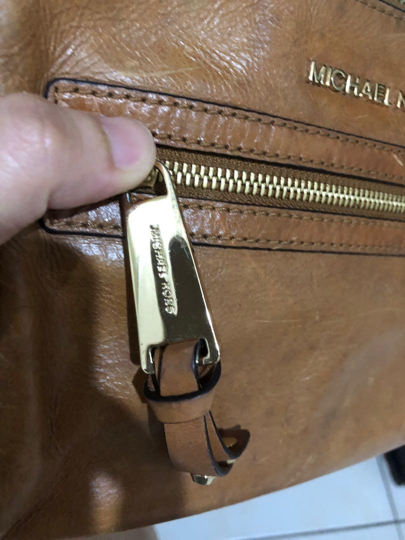 MK Sling Bag (Category: Shoulder Bags) located in Manila. Submitted by nette1207 (Listing ID 1152763302, Image 3). Description: Seldom used. Preferred bigger bag for work. .