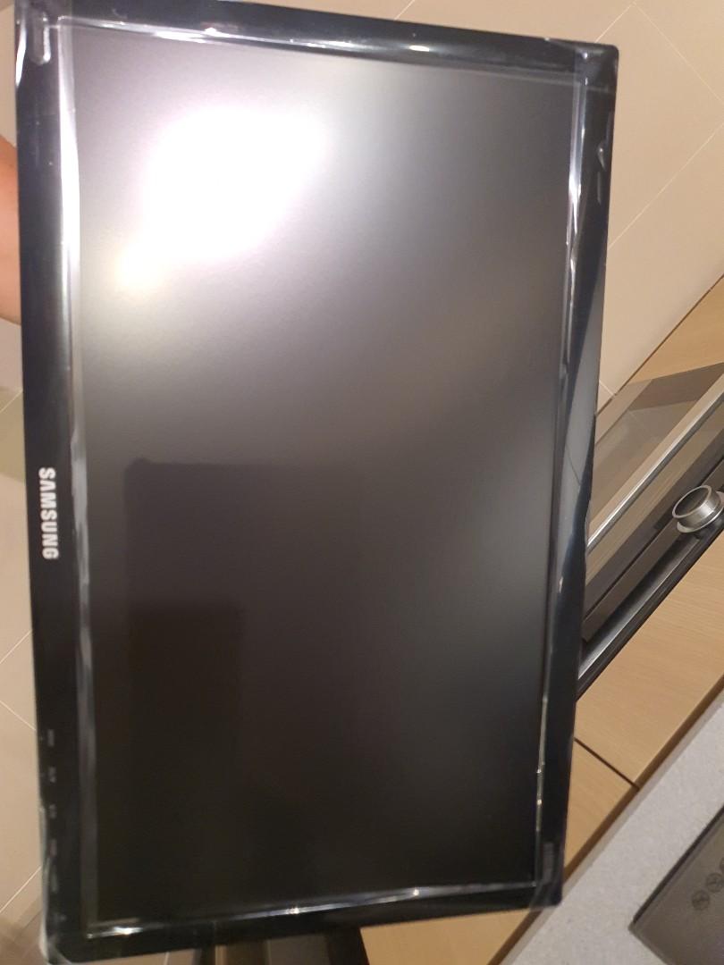 Samsung monitor 19 inch (Category: Monitor Screens) located in Singapore. Submitted by wa_si_lin_lao_bei (Listing ID 1152886815, Image 2). Description: Samsung monitor totally brand new!!! Model: S19D300NY #maituliao #whatyouwaitingfor #huatahhhhhh.