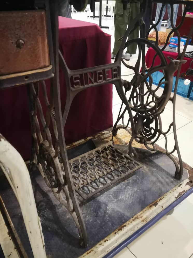 Singer Sewing Machine Leg, Hobbies & Toys, Collectibles & Memorabilia