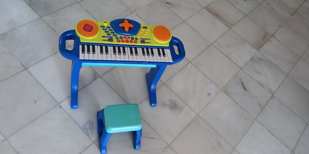 Toys r us shop piano keyboard