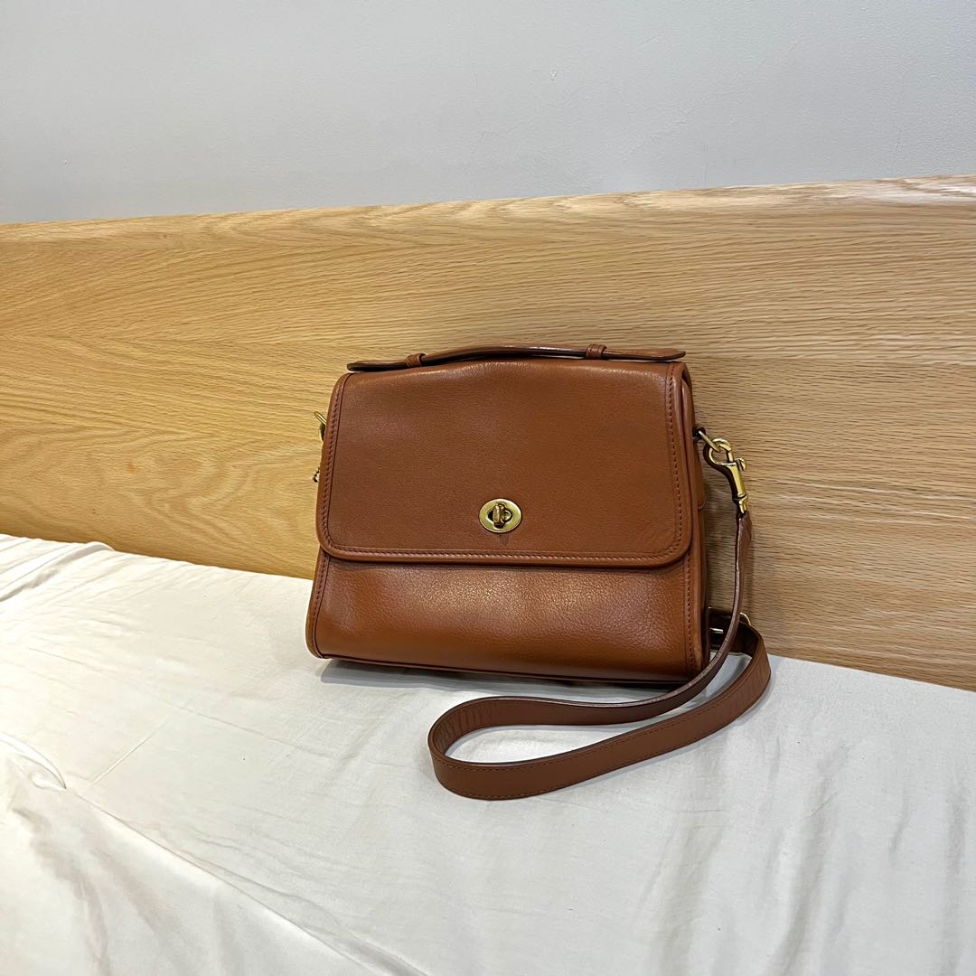 Vintage shop coach court