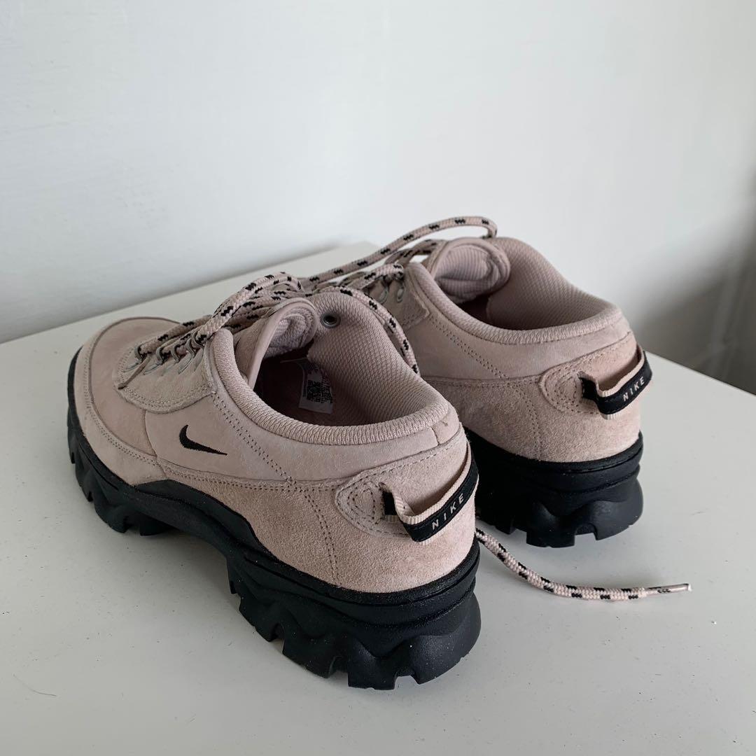 nike wmns lahar low wheat