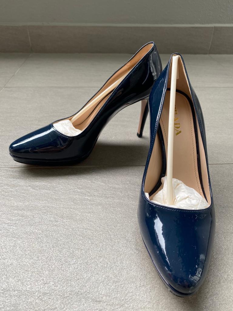 navy pumps