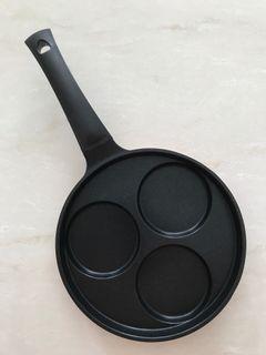 QUEENSENSE] Non-Induction Pan with 3 Spaces Egg Frying Pan 24cm + COURTS Bitty Egg-Cellent Frying Pan
