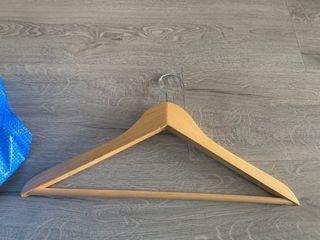 Wooden clothes hanger (17pieces)