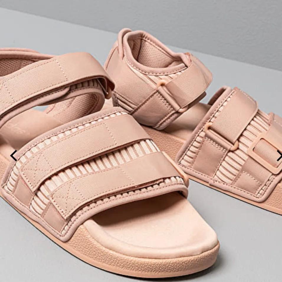 Adidas Adilette 2.0 Ash Pearl Sandal, Fesyen Wanita, Sepatu di Carousell
