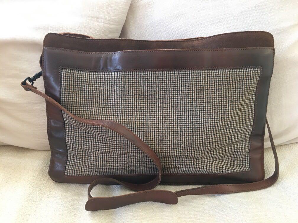 Initial Laptop Messenger Leather and Wool Bag (Category: Luxury Bags & Wallets) located in Tayabas. Submitted by thesustainablecloset (Listing ID 1153022846, Image 2). Description: Retractable handle..