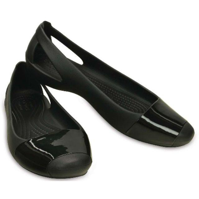 Shiny store black crocs