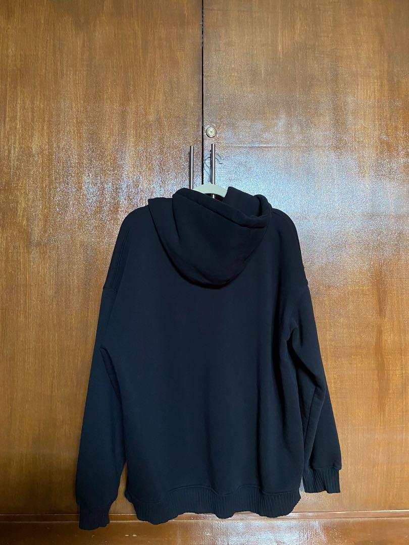 Zara Oversized Black Hoodie (Medium M) (Category: Coats, Jackets and Outerwear) located in Dumaguete. Submitted by neyeu (Listing ID 1152969018, Image 2). Description: RFS: I’m cleaning out my closet. Payment method is only through GCASH and shipping option is only through J&T. 😊.