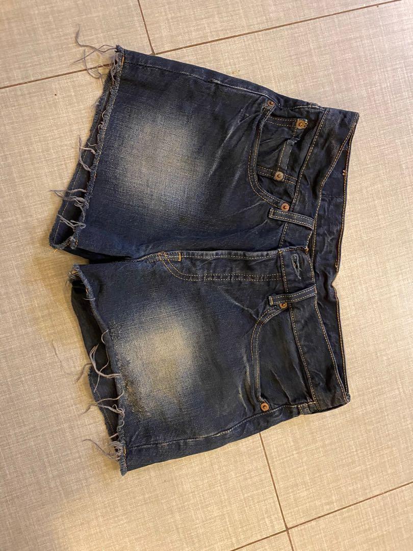 購自日本 Levi's 牛仔短褲 絕版 （分類：短褲）位於 Hong Kong。 由 sumsumbeautyshop 提交（商品編號 1153296182，圖片 2）。簡介： 。