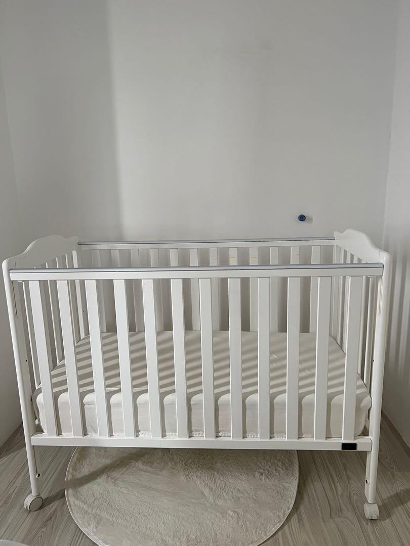 Giggles baby crib 2025