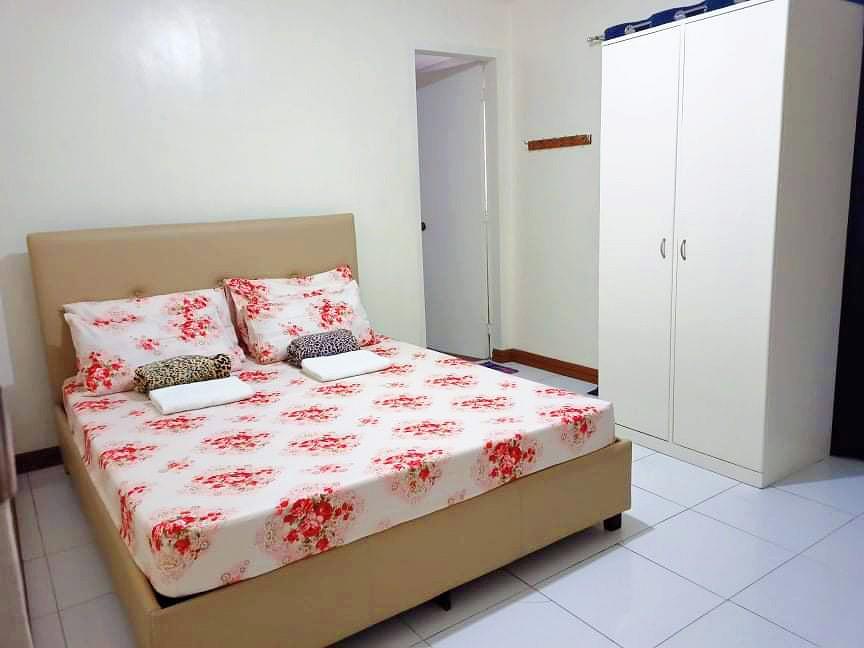 Bed w/ Foam Included! | Queen 60x75 (Category: Bed Frames & Mattresses) located in Makati City. Submitted by nuthrift (Listing ID 1153167204, Image 2). Description: Bed frame w/ foam included! (except pillows) Good condition Not used everyday since it was only for Airbnb Foam *LIKE NEW* since it was covered right away with leatherette cover RFS: Business down due to pandemic.