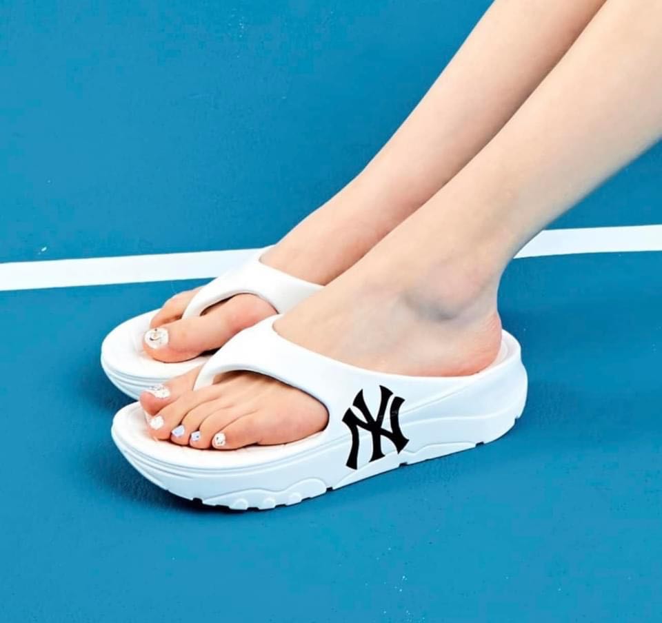 New york outlet yankees flip flops