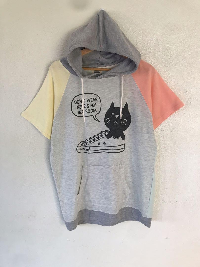 Sweatshirt with clearance cat design