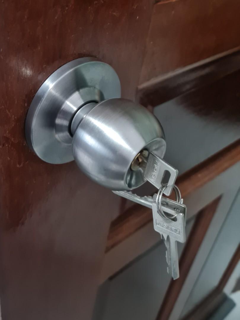 Door knob installation, Furniture & Home Living, Security & Locks