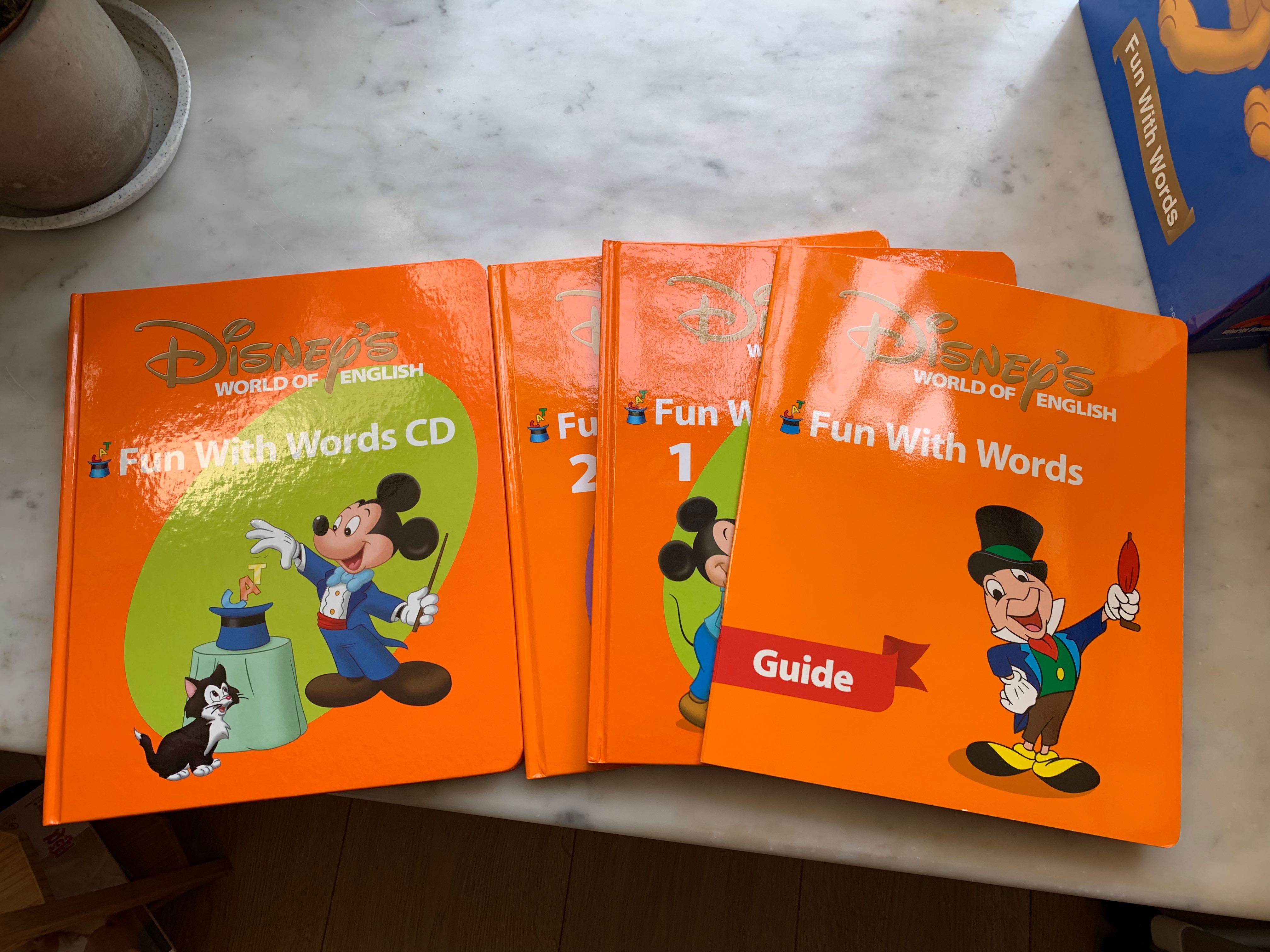 DWE 迪士尼美語世界英文教材fun with words & game cards, 興趣及遊戲 